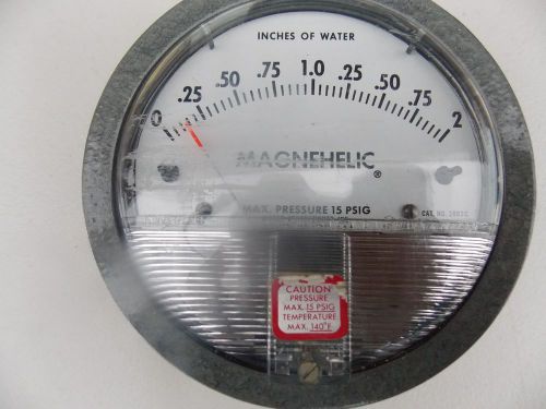 DWYER INSTRUMENTS MAGNEHELIC PRESSURE GAUGE 2002C  15PSIG  0 - 2 INCHES OF WATER