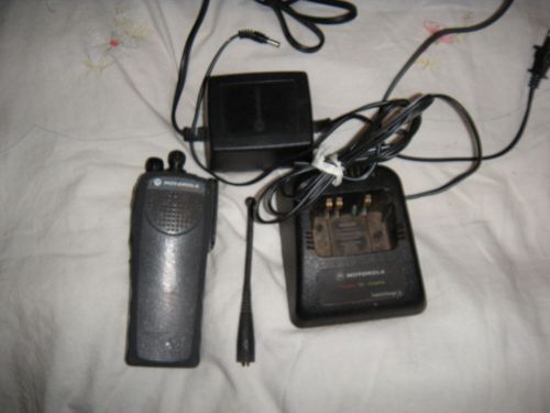Motorola MT1500 Model 1 UHF lo 380 - 470 mhz bat/ant/charger/clip Checked out