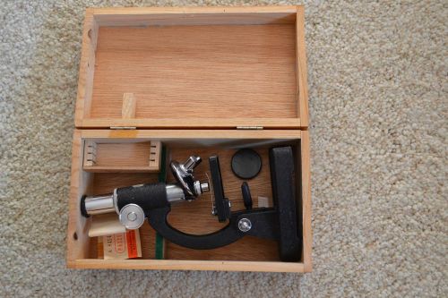 Beginner student Perfect Model 801 Microscope in wooden box. (N141)