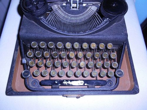 VINTAGE ROYAL  SENIOR SIGNET  TYPEWRITER