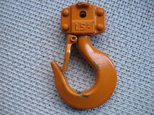 Steel 1-1/2 ton swivel hook with safety latch for sale