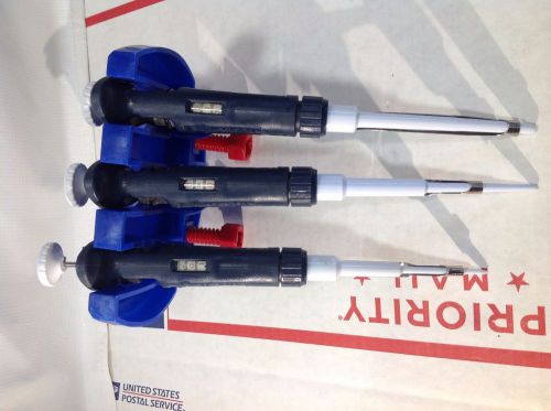 Set of 3 Gilson Pipetman Pipettes Pipettors P2, P20, P200 #1 with BENCH RACK