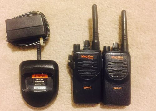 Pair of Motorola Mag One BPR40 UHF Two-way Radios AAH85RCS8AA1AN Walkies (2)
