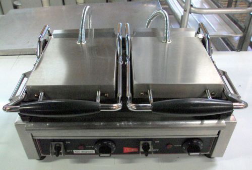 Cecilware SG2LF Double Panini Sandwich Grill with Flat Grill Surfaces - 240V
