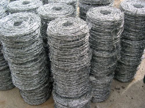 Barbed Wire, heavy duty galvanized, 25 kg coils 39 coils lot ( 975 Kg)