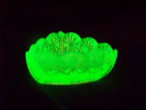 VASELINE URANIUM  GLASS TRIANGLE SALT DIP                       (( ID132325 ))