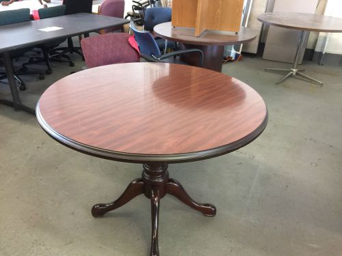 TRADITIONAL STYLE ROUND TABLE 42&#034;D in MAHOGANY COLOR LAMINATE