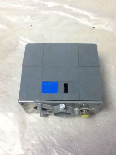 USED JOHNSON CONTROLS VA-8022-1 VALVE ACTUATOR