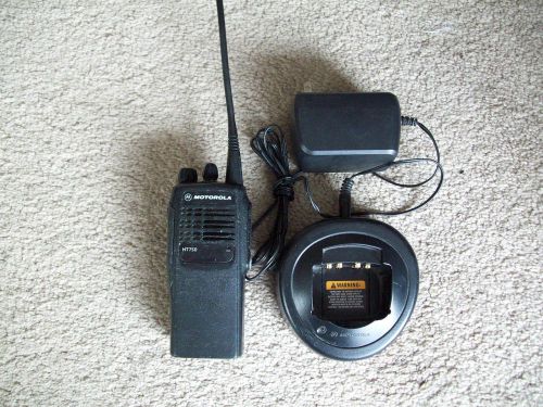 Motorola HT750 UHF TWO WAY RADIO 16 CHANNELS WITH CHARGER