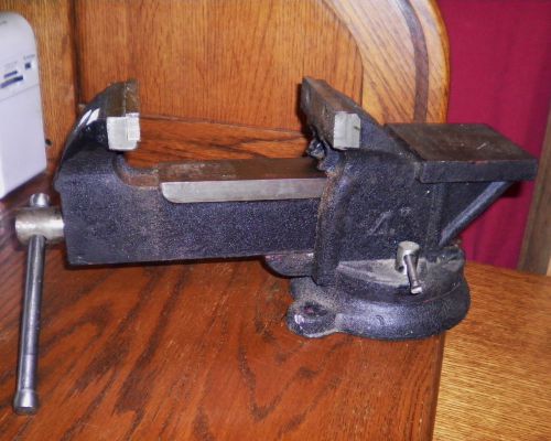 HEAVY DUTY 4&#034; BENCH TOP VISE OPENS TO 4 1/2&#034; SWIVEL BASE WORKS GREAT