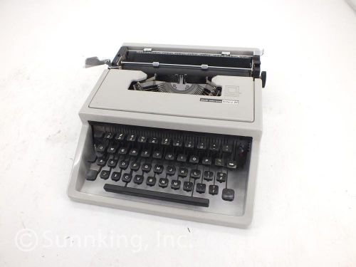 Olivetti Underwood Lettera 31 Typewriter Made in Italy w/ Case