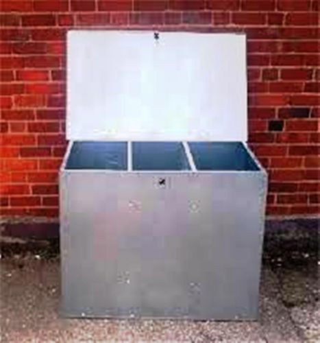 GALVANISED FEED BIN WITH THREE COMPARTMENTS. HORSE CHICKEN DOG CAT,STORAGE