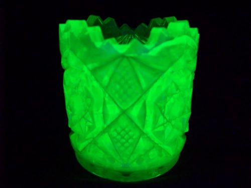 VASELINE GREEN URANIUM GLASS SAW TOOTH PATTERN TOOTHPICK HOLDER  (( id147554 ))