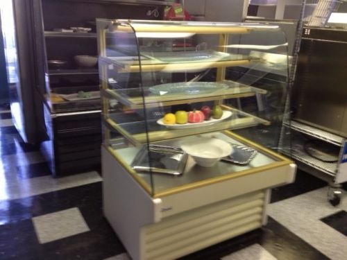 Pre-Owned Lowe Bakery Display Case Non-Refrigerated