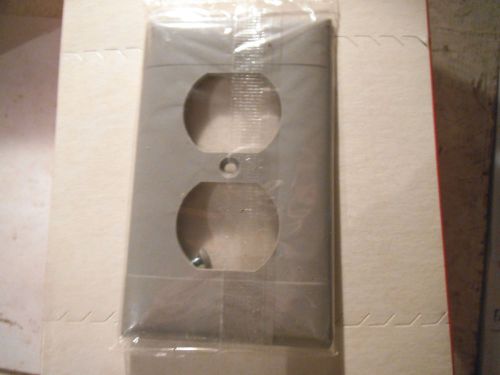 PASS &amp; SEYMOUR LEGRAND P8-GRY PLASTIC WALL RECEPTACLE PLATE GRAY BOX OF 25 - NEW