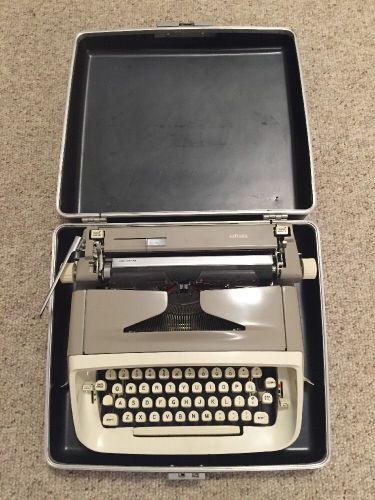 ROYAL SAHARA TYPEWRITER WITH CASE Beige &amp; Cream Portable Magic Margin