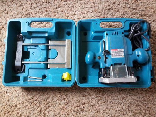 Makita  Plunge Router 1 1/4HP