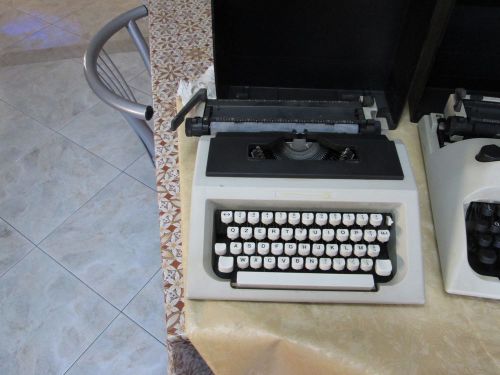 macchina da scrivere anni 80