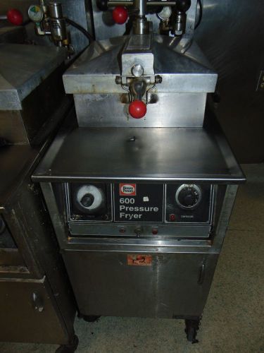 Henny Penny 600 pressure fryer in good working order