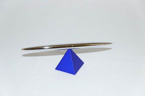 Helicopter Pen with Pyramid Base