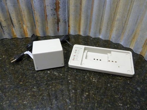 MOTOROLA KDT CHARGER BASE MODEL NTN 4439B POWERS UP &amp; WORKS GREAT FREE SHIPPING
