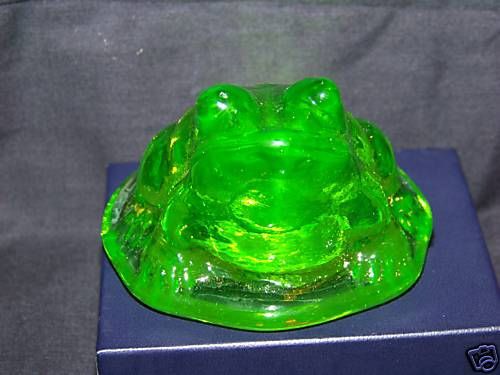 BEAUTIFUL VASELINE URANIUM SETTING BABY BULL FROG FIGURINES GLOW (( ID195135 ))