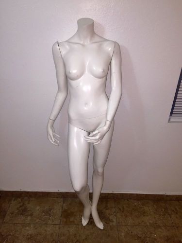 Female Full Body Headless Mannequin In Matte White 5&#039;7&#034; Tall Clothes Display