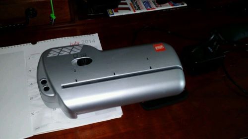 Staples electric hole puncher