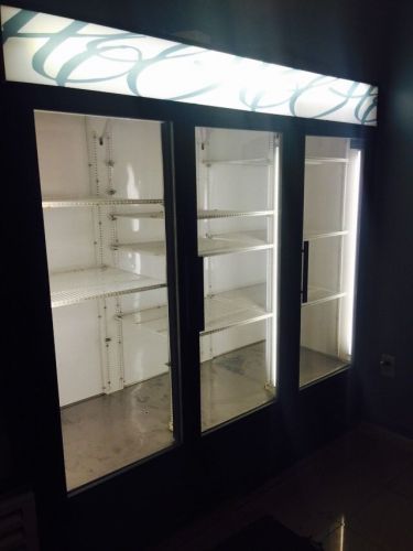 True gdm-72-ld glass door merchandisers, 33 degree f to 38 degree f for sale