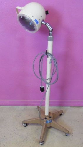 Skytron 18ST Medical Surgical Floor Lamp Exam Light W/ Telescoping Rolling Stand