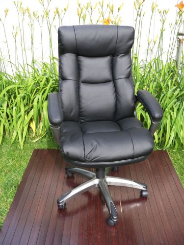 Staples Adjustable Managers Chair w Arms, Black Faux Leather Pick Up Excellent
