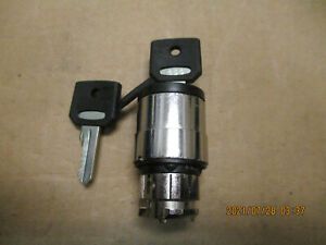 NEW OTHER SCHNEIDER ZB4BG2, 2 POSITION KEYED SELECTOR SWITCH.