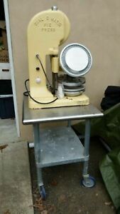 Kaiser Model D-301 Aluminum Dial-O-Matic Pie Press