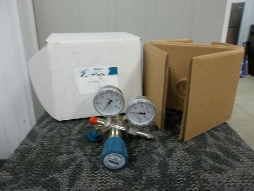 AIRGAS PRESSURE REGULATOR Y11-215D AIR GAS 3000 100 PSI GAUGE NEW