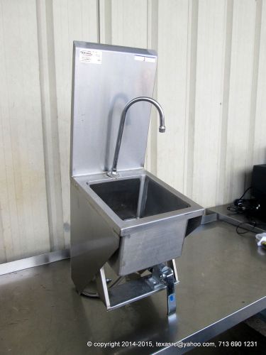 WIN-HOLT STAINLESS STEEL WALL MOUNT HAND SINK KNEE OPERATED. MFG 2009