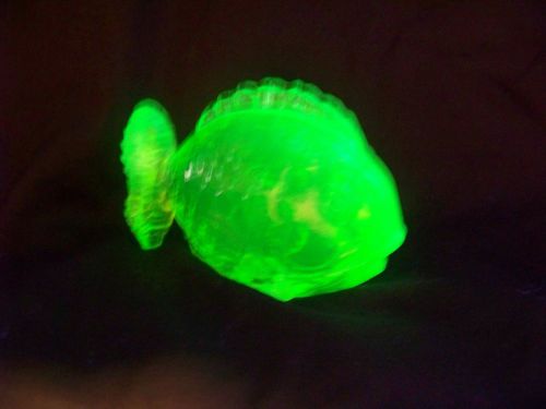 VASELINE URANIUM GLASS CHUBBY FISH GLOW                           (( ID198987 ))