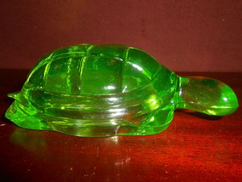 Green Vaseline glass Turtle firgurine uranium yellow sea glow canary paperweight