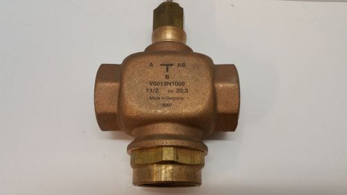 HONEYWELL V5013N1089 1 1/2&#034; 3-WAY FEMALE BRASS VALVE - NEW