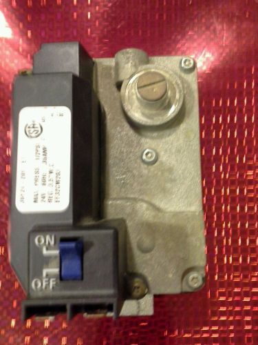 WR White-Rodgers 36F24-209 Carrier PEF32CW203 24V Natural Gas Valve, Used