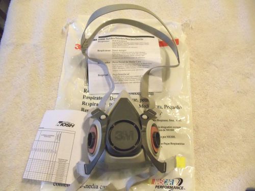 3M 6100/07024 small half mask respirator with one set of P95 particulate filters