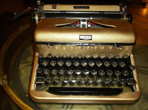 RE-CONDITIONED ANTIQUE 1040s ROYAL GOLD MANUEL  PORTABLE TYPEWRITER WITH CASE