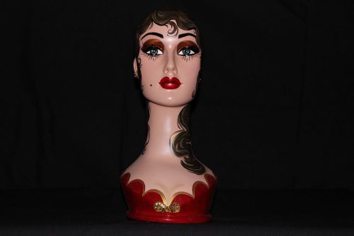 SCARLET THE VAMP SIGNED WOMENS HAT/WIG STAND JEWELRY MODEL MANNEQUIN HEAD