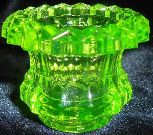 Green Vaseline glass salt dip cellar celt star diamond pattern / master uranium