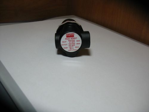 New dayton 4zm07 mini air regulator 1/8 npt - 300 psi inlet - 125 psi outlet for sale