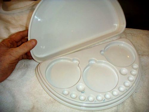 USED LARGE PLASTIC PALETTE WITH PLASTIC COVER
