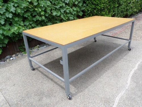 Fabric layout/cutting table