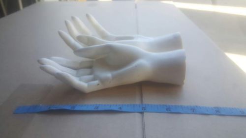 A PAIR OF MANNEQUIN HANDS / HANDS FOR MANNEQUINS * WHITE HANDS