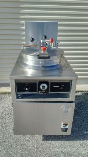 BKI FKM COMMERCIAL PRESSURE DEEP FRYER 75 lb X-Large Volume / Electric 208v