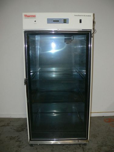 Thermo forma 3950 reach-in co2 incubator / 29 cubic ft environmental chamber for sale