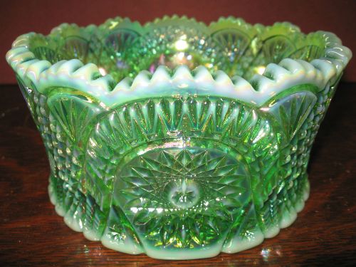 Green Opalescent iridescent / Carnival glass serving candy bowl diamond pattern
